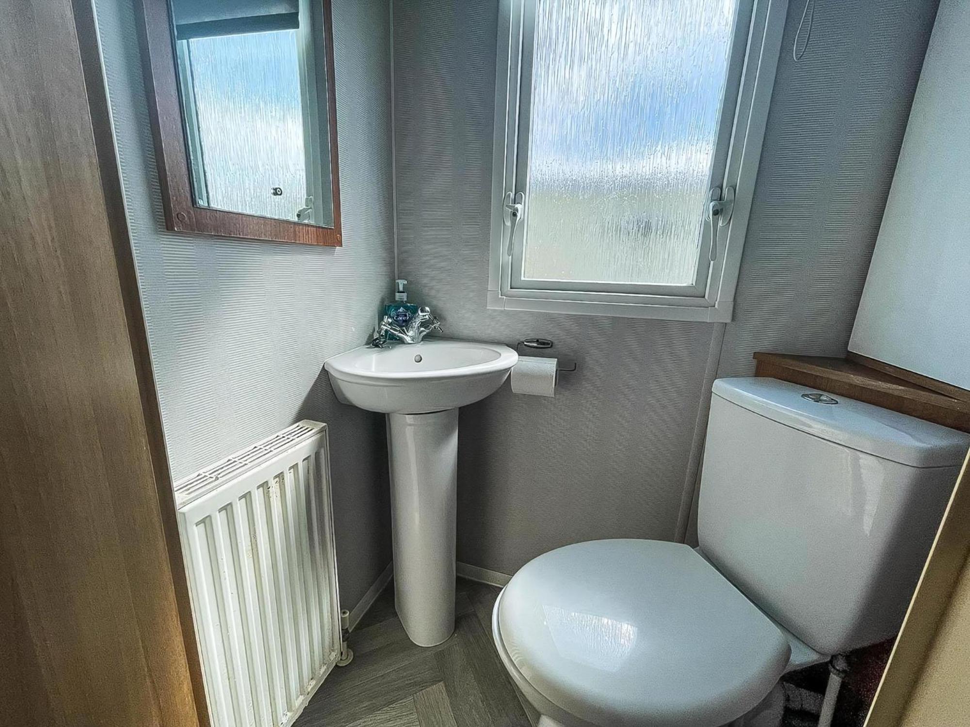 Modern Caravan With Wifi At St Osyth In Essex Ref 28010kv Clacton-on-Sea