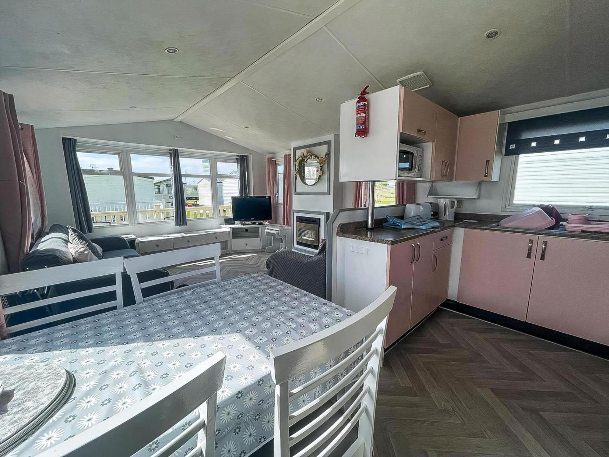 Modern Caravan With Wifi At St Osyth In Essex Ref 28010kv Clacton-on-Sea