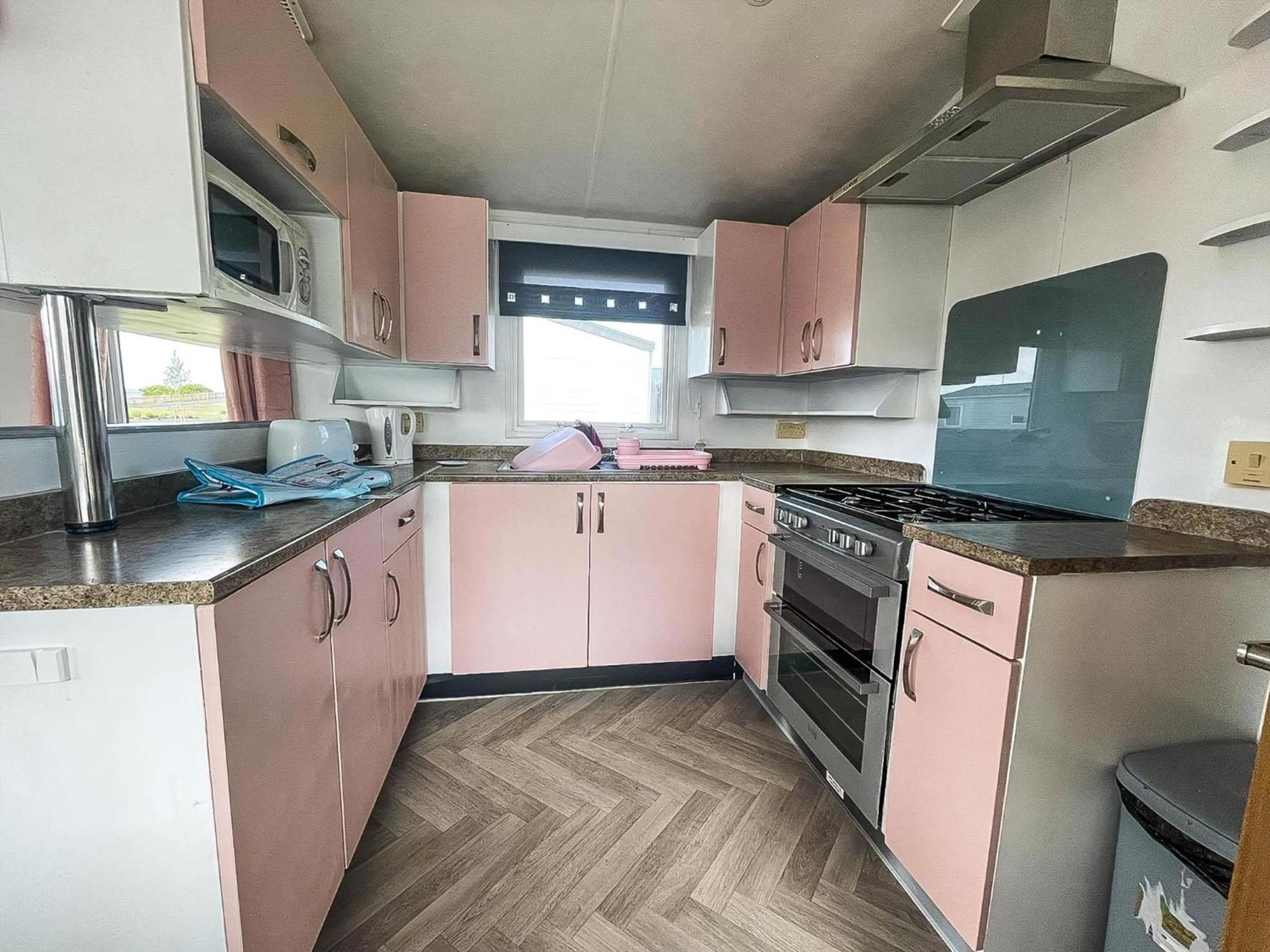 Modern Caravan With Wifi At St Osyth In Essex Ref 28010kv Camping