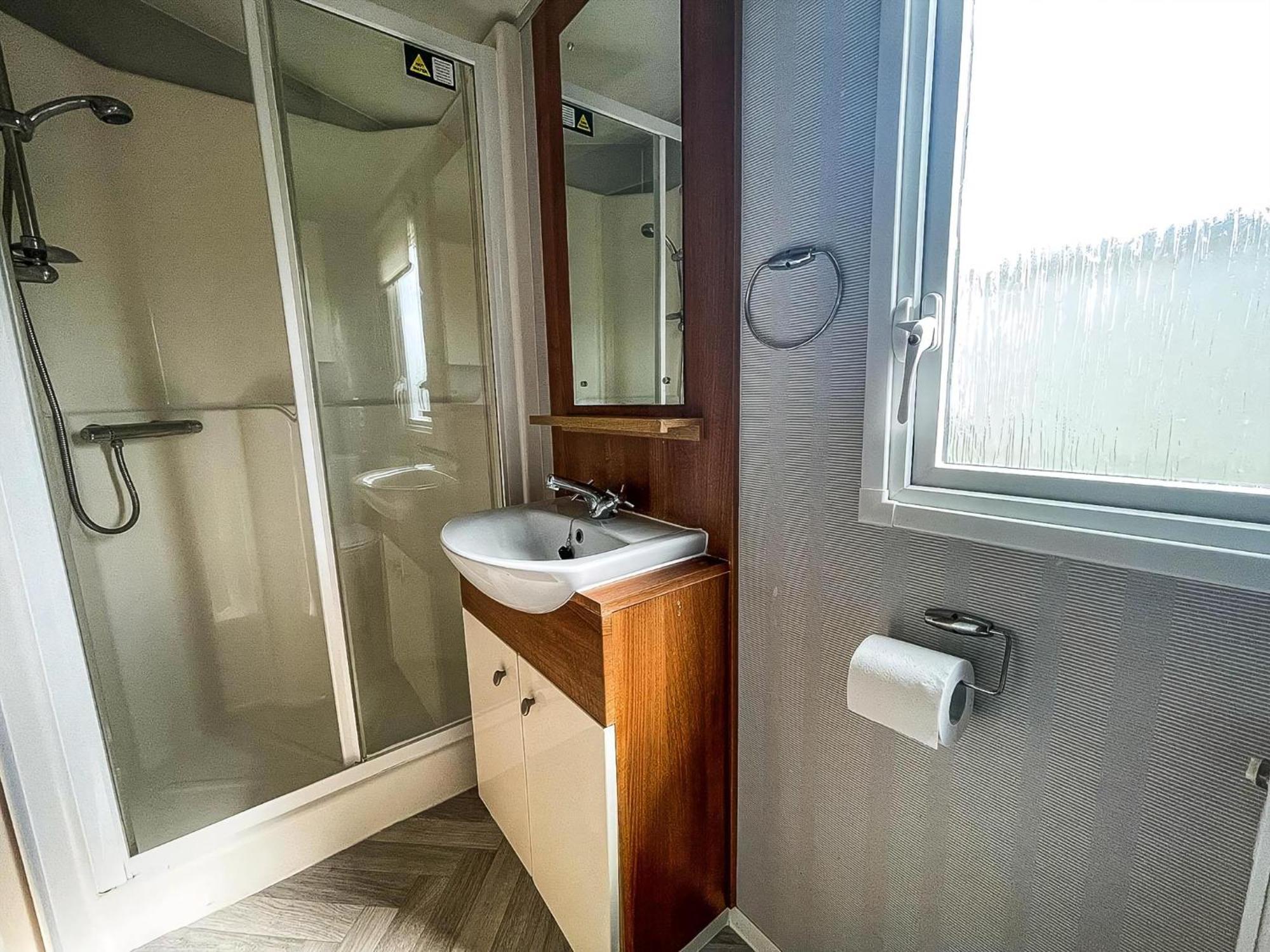 Modern Caravan With Wifi At St Osyth In Essex Ref 28010kv Camping Clacton-on-Sea
