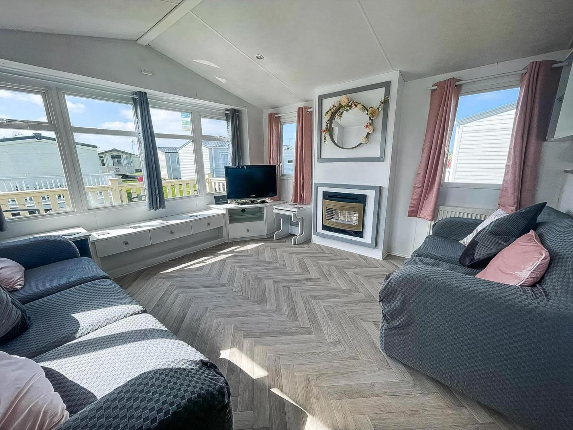 Modern Caravan With Wifi At St Osyth In Essex Ref 28010kv * Clacton-on-Sea